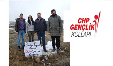 CHP’Lİ GENÇLER ZAM SANDIĞINI TOPRAĞA VERDİ