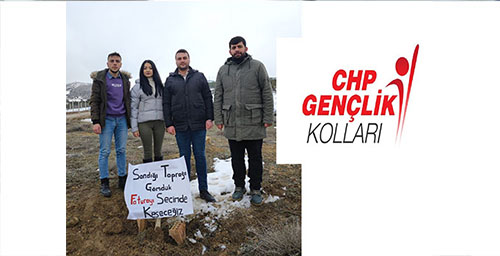 CHP’Lİ GENÇLER ZAM SANDIĞINI TOPRAĞA VERDİ