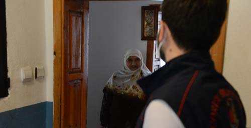 BELEDİYE’DEN 300 YAŞLIYA HEDİYE PAKETİ
