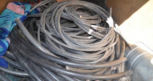 TELEFON KABLOLARINI KESERKEN İŞ ÜSTÜNDE ENSELENDİ