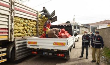 BELEDİYE VEFA SOSYAL DESTEK GRUBU İLE PATATES-SOĞAN DAĞITIMINA DESTEK OLUYOR