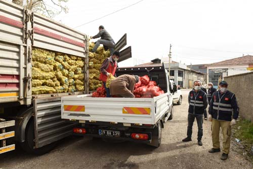 BELEDİYE VEFA SOSYAL DESTEK GRUBU İLE PATATES-SOĞAN DAĞITIMINA DESTEK OLUYOR