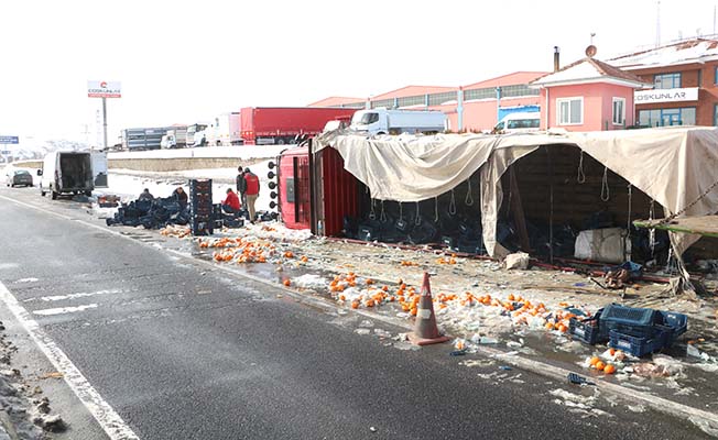 ÇORUM’A PORTAKAL TAŞIYAN TIR DEVRİLDİ