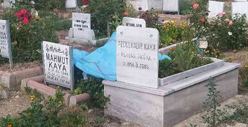 EŞİNİN MEZARINI ZİYARET EDERKEN ÖLDÜ