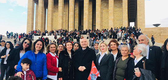 İYİ PARTİLİ KADINLARDAN ANITKABİR ZİYARETİ