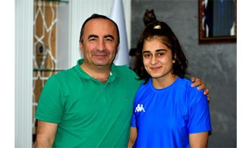 ŞAMPİYON GÜREŞÇİDEN BAŞKAN SÜLÜK’E ZİYARET