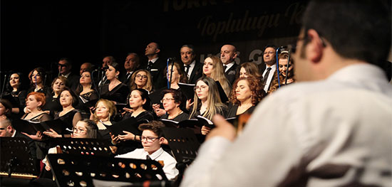 KORO ŞARKILARI İLE RESMEN BÜYÜLEDİ
