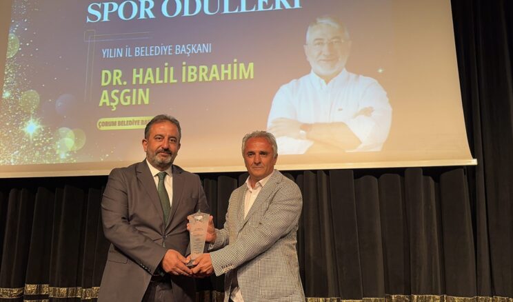 AŞGIN’A ‘YILIN İL BELEDİYE BAŞKANI’ ÖDÜLÜ