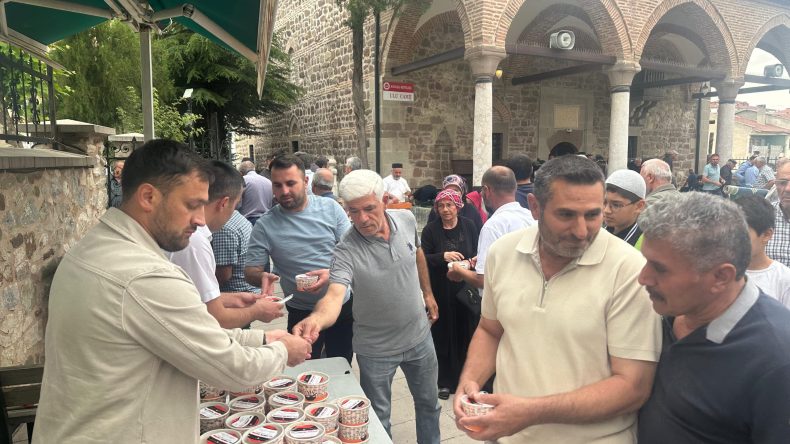 BAŞKAN DERE AŞURE DAĞITTI