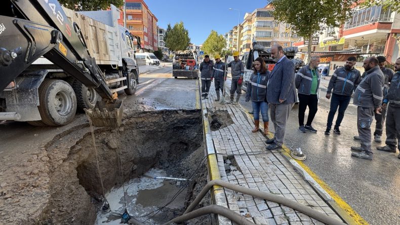 PATLAYAN SU HATTINA ANINDA MÜDAHELE EDİLDİ