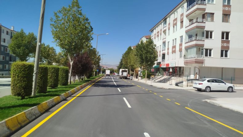 KENT GENELİNDE YOL ÇİZGİLERİ YENİLENİYOR