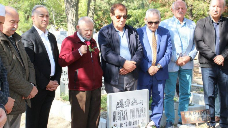 GAZETECİ MUSTAFA YOLYAPAR ÖZLEMLE ANILDI
