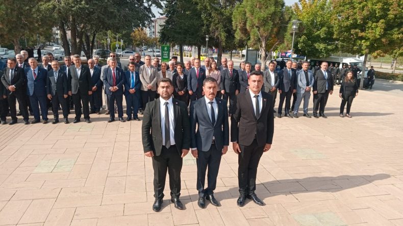 MUHTARLAR ATA’YA ÇELENK SUNDU