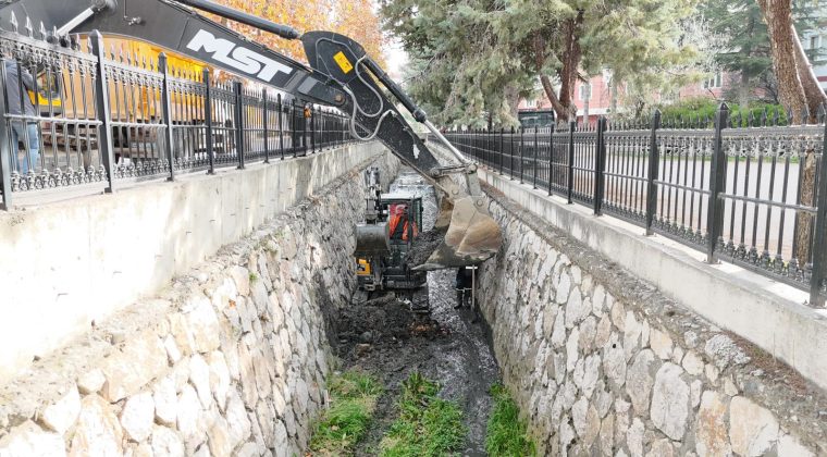 MELİKGAZİ DERESİ TEMİZLENİYOR