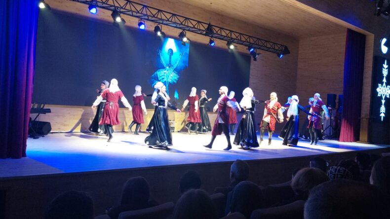 ÇORUM’DA ELBRUZ KAFKAS HALK DANSLARI RÜZGÂRI ESTİ