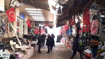 ARASTA KIRMIZI BEYAZA BÜRÜNDÜ