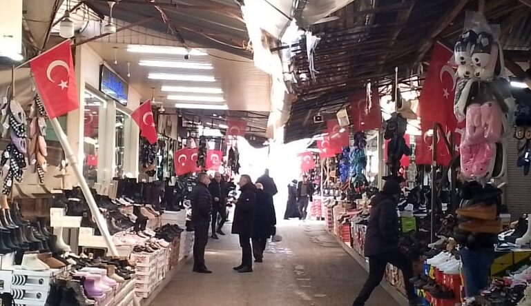 ARASTA KIRMIZI BEYAZA BÜRÜNDÜ