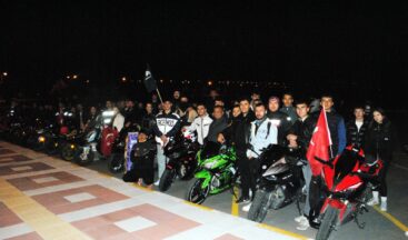 MOTOSİKLET TUTKUNLARI BAYRAĞIMIZ İÇİN BULUŞUYOR