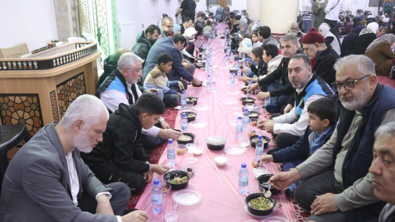BELEDİYE SURİYE YERMÜK’TE İFTAR SOFRASI KURDU