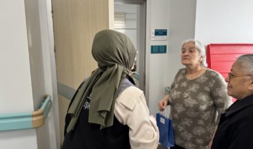 BAYRAM’DA TEDAVİ GÖREN YAŞLILAR UNUTULMADI