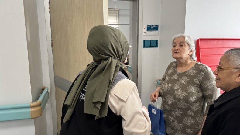 BAYRAM’DA TEDAVİ GÖREN YAŞLILAR UNUTULMADI