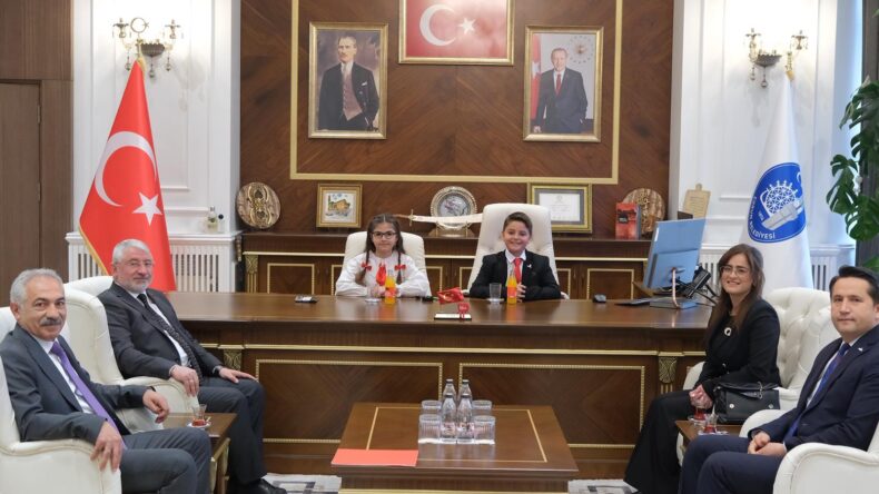 BAŞKANLIK KOLTUĞU ÇOCUKLARA EMANET