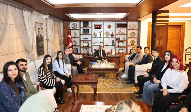 VALİ ÇALGAN ÖĞRENCİLERLE TECRÜBELERİNİ PAYLAŞTI