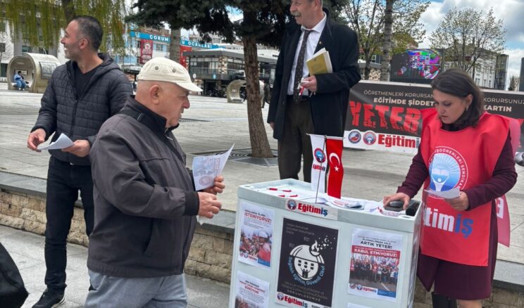 EĞİTİM-İŞ’İN İMZA KAMPANYASINA HALKTAN BÜYÜK DESTEK VAR