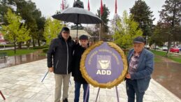 EĞİTİM-İŞ VE ADD’DEN ORTAK ÇELENK TÖRENİ