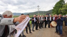 VALİ ÇALGAN VE BAŞKAN AŞGIN’DAN KÖY MEYDANINDA HALAY