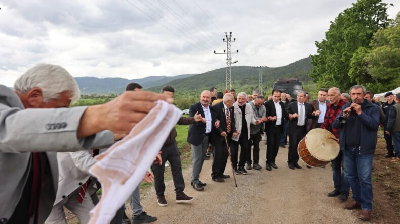 VALİ ÇALGAN VE BAŞKAN AŞGIN’DAN KÖY MEYDANINDA HALAY