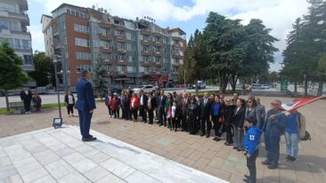 EĞİTİM-İŞ VE ADD’DEN ORTAK ÇELENK TÖRENİ