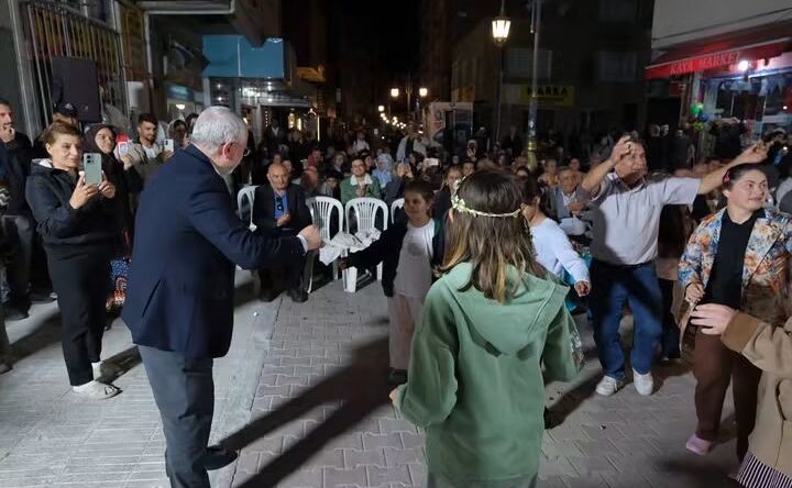 UĞUR MUMCU CADDESİ TÜRKÜLERLE ŞENLENDİ