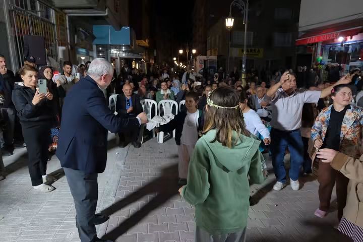 UĞUR MUMCU CADDESİ TÜRKÜLERLE ŞENLENDİ